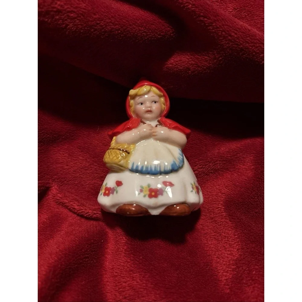 VTG Hull Pottery By Louise Baker Red Riding Hood Salt Shaker Dept 56 1940 3x2.5